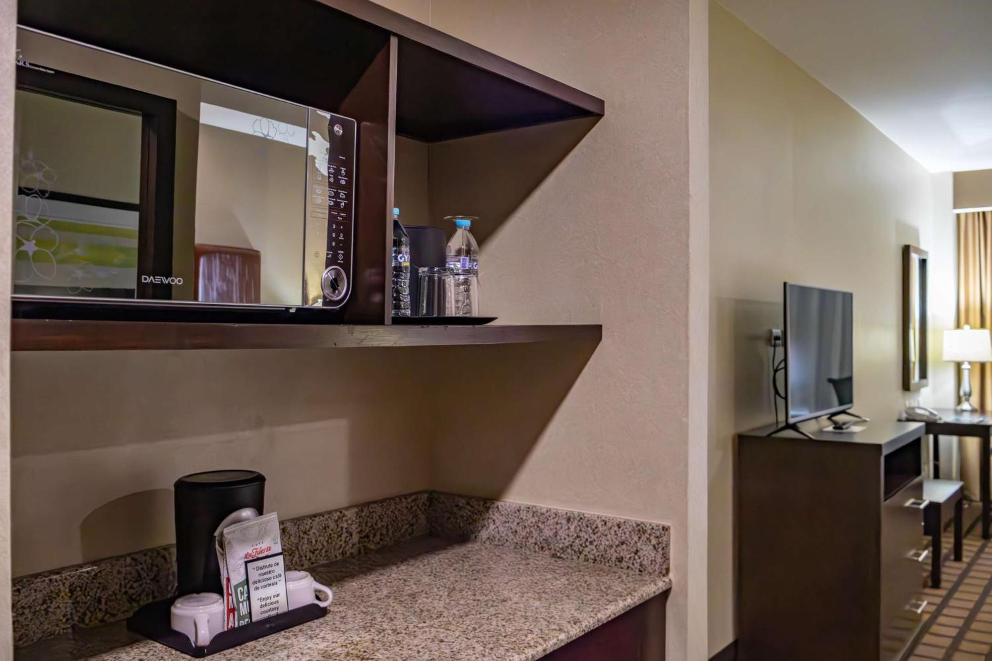 Best Western Premier Monterrey Aeropuerto Apodaca エクステリア 写真 A microwave in a hotel room