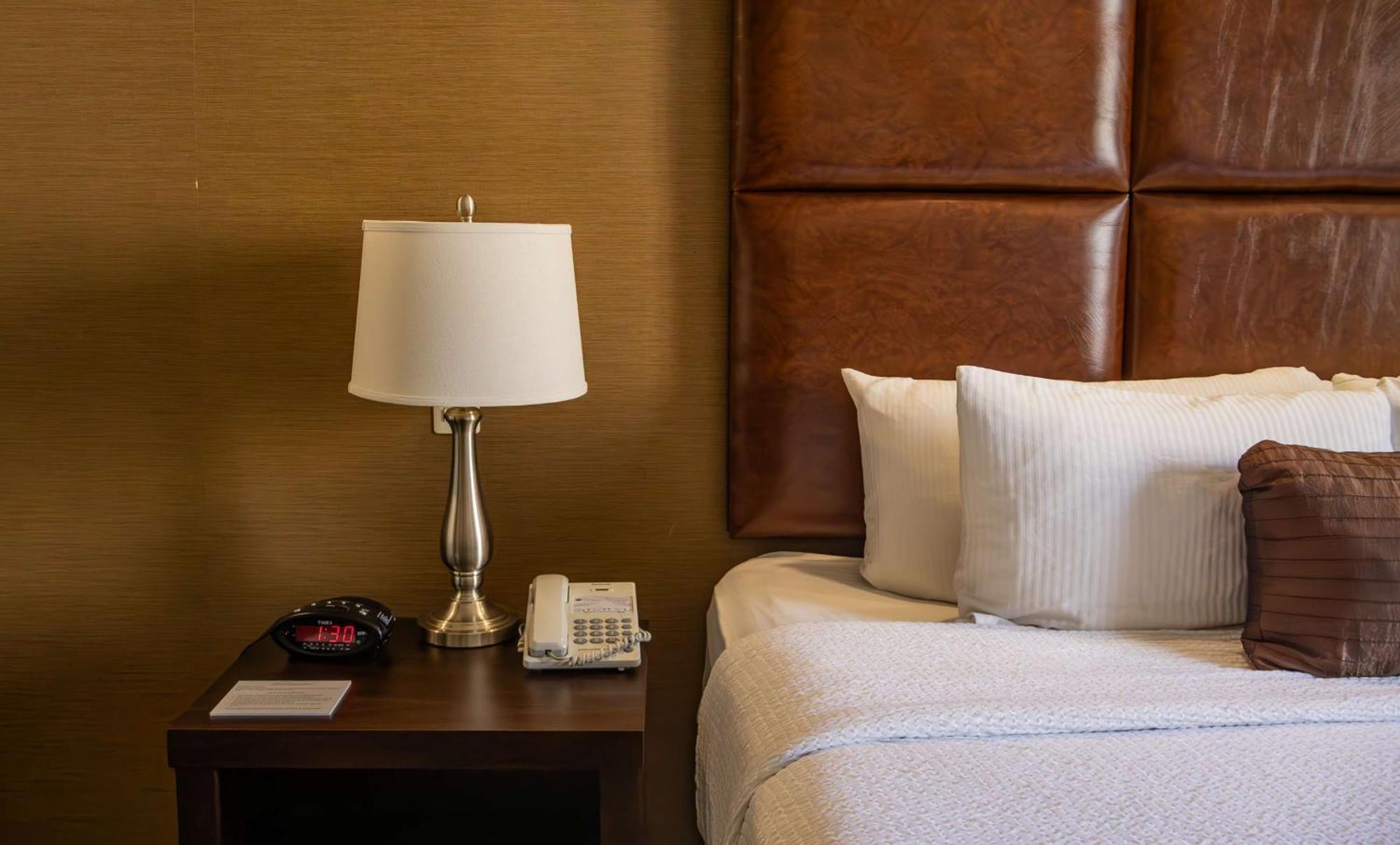 Best Western Premier Monterrey Aeropuerto Apodaca エクステリア 写真 A lamp on a nightstand