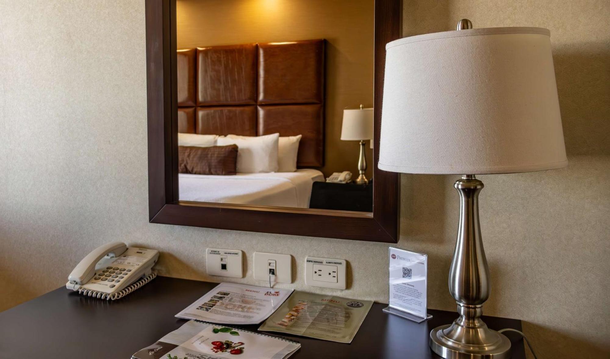 Best Western Premier Monterrey Aeropuerto Apodaca エクステリア 写真 A lamp on a bedside table