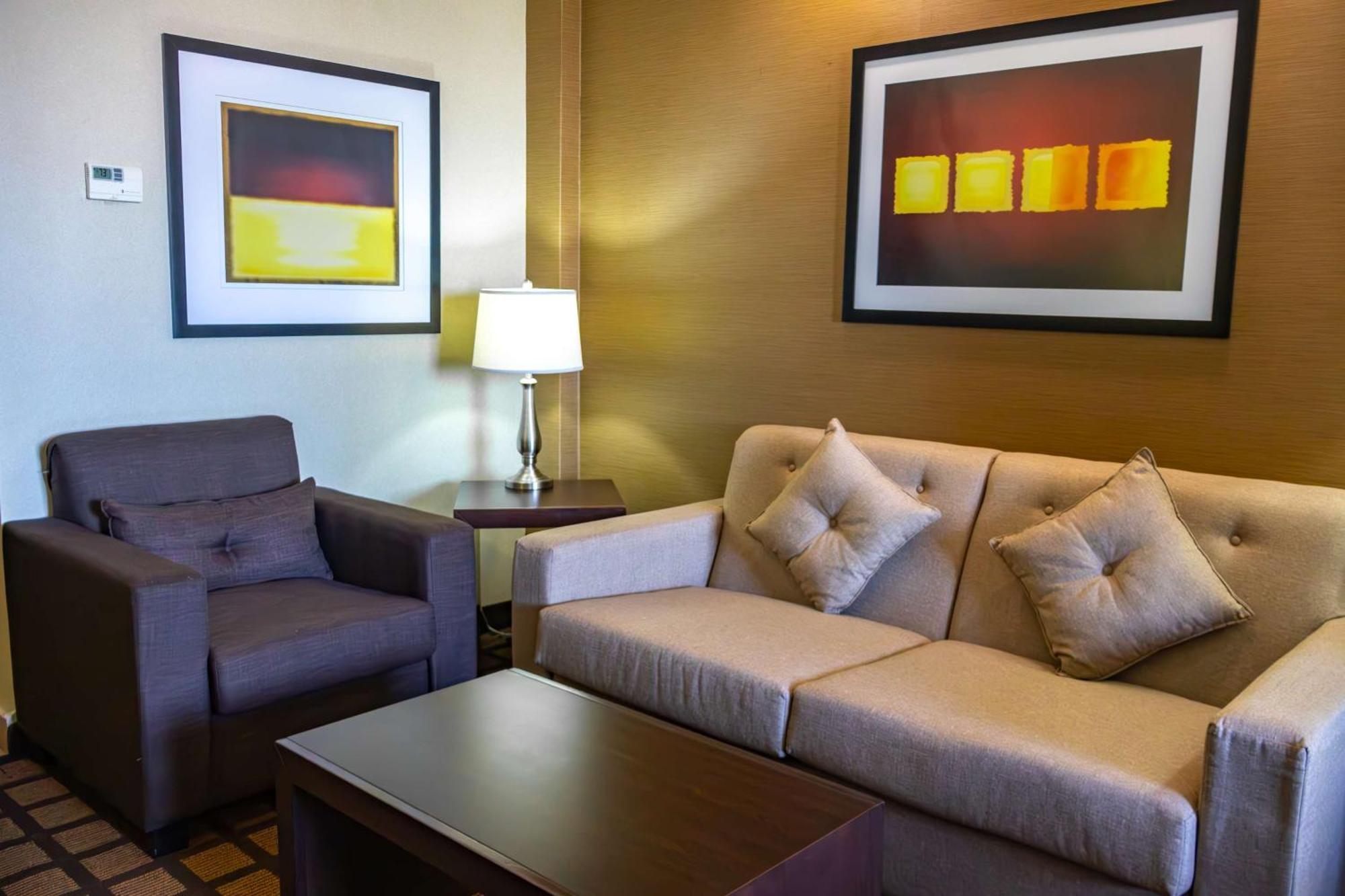 Best Western Premier Monterrey Aeropuerto Apodaca エクステリア 写真 A living room in a typical hotel suite