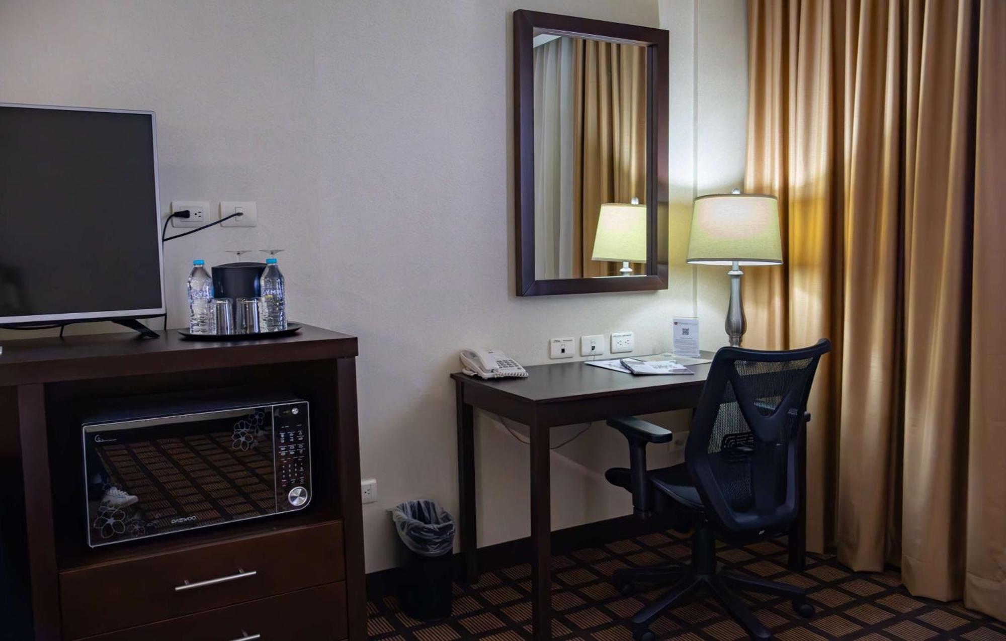Best Western Premier Monterrey Aeropuerto Apodaca エクステリア 写真 A typical room at the hotel