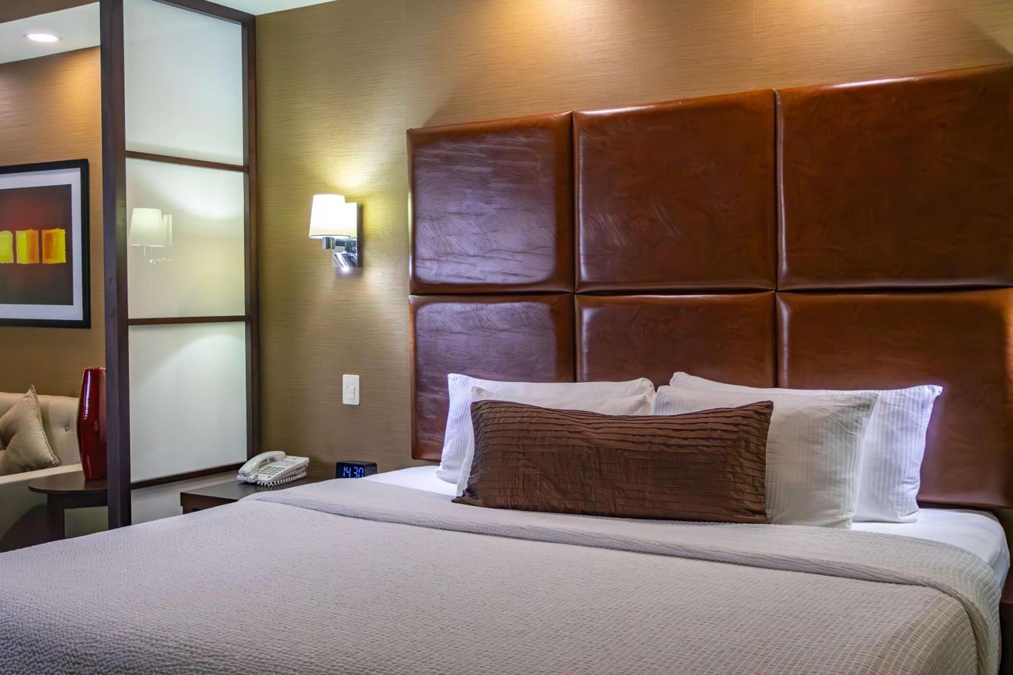 Best Western Premier Monterrey Aeropuerto Apodaca エクステリア 写真 A typical bedroom at the Residence Inn