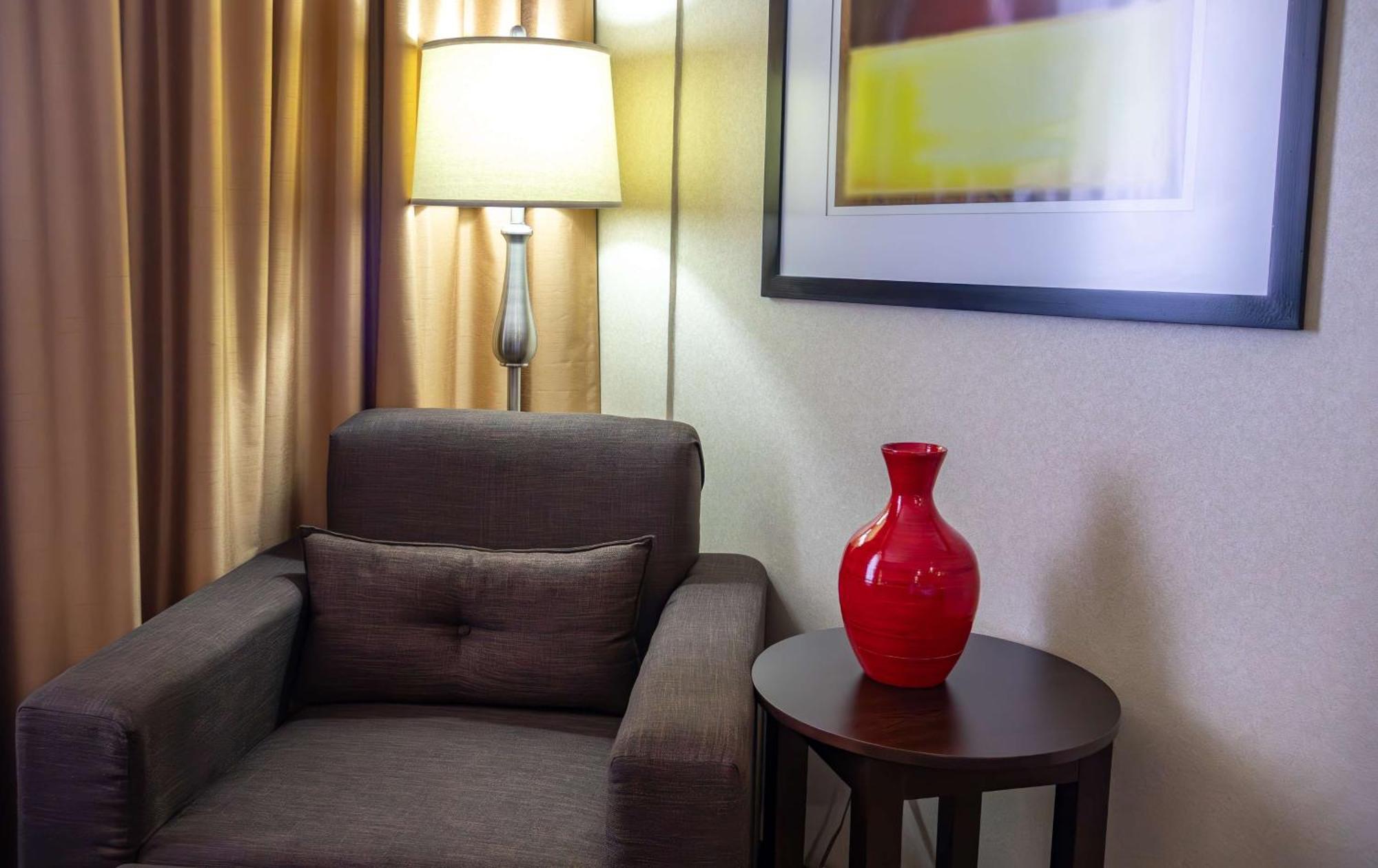 Best Western Premier Monterrey Aeropuerto Apodaca エクステリア 写真 A vase on a table