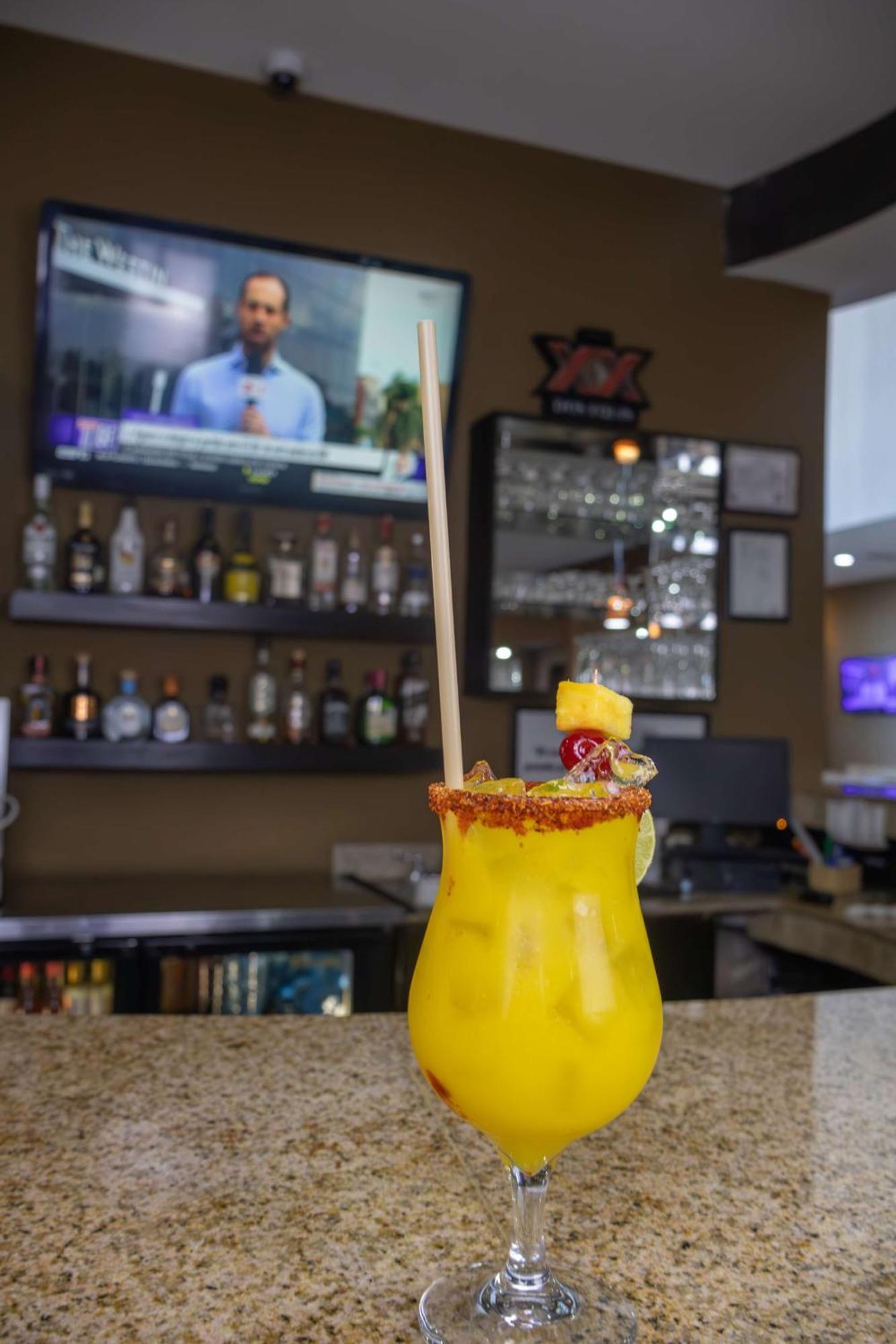 Best Western Premier Monterrey Aeropuerto Apodaca エクステリア 写真 A mango margarita