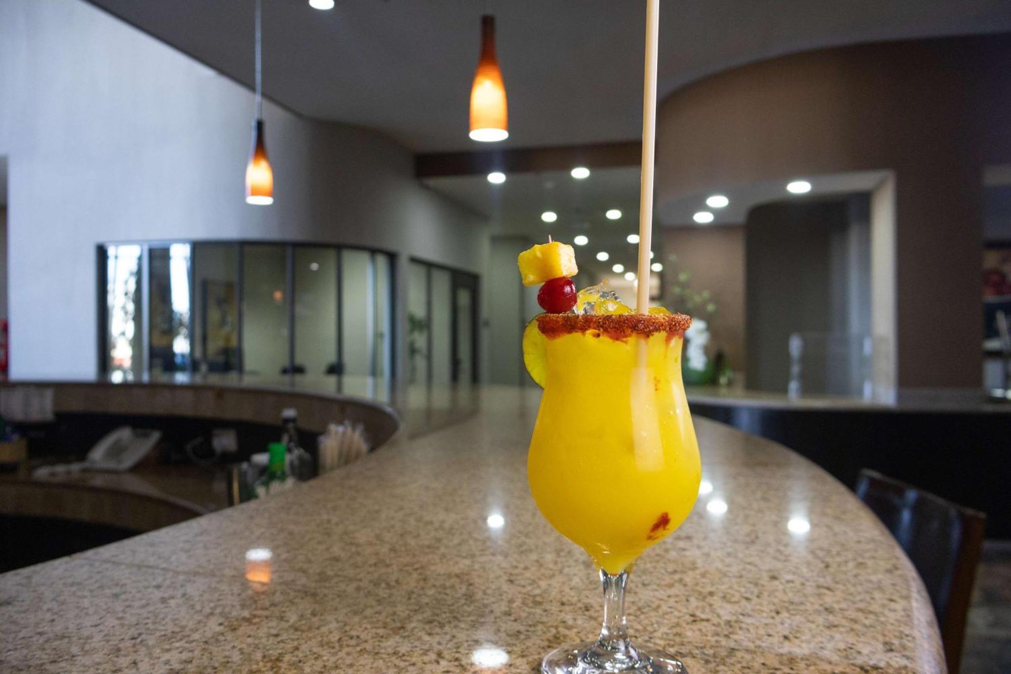 Best Western Premier Monterrey Aeropuerto Apodaca エクステリア 写真 A mango margarita