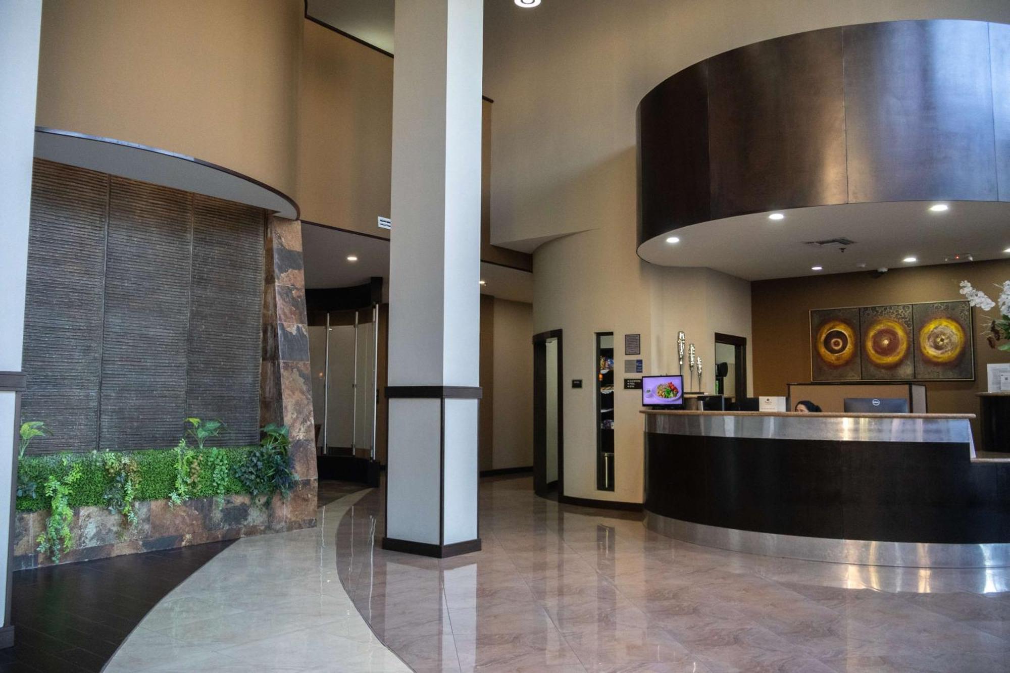 Best Western Premier Monterrey Aeropuerto Apodaca エクステリア 写真 Interior of the lobby