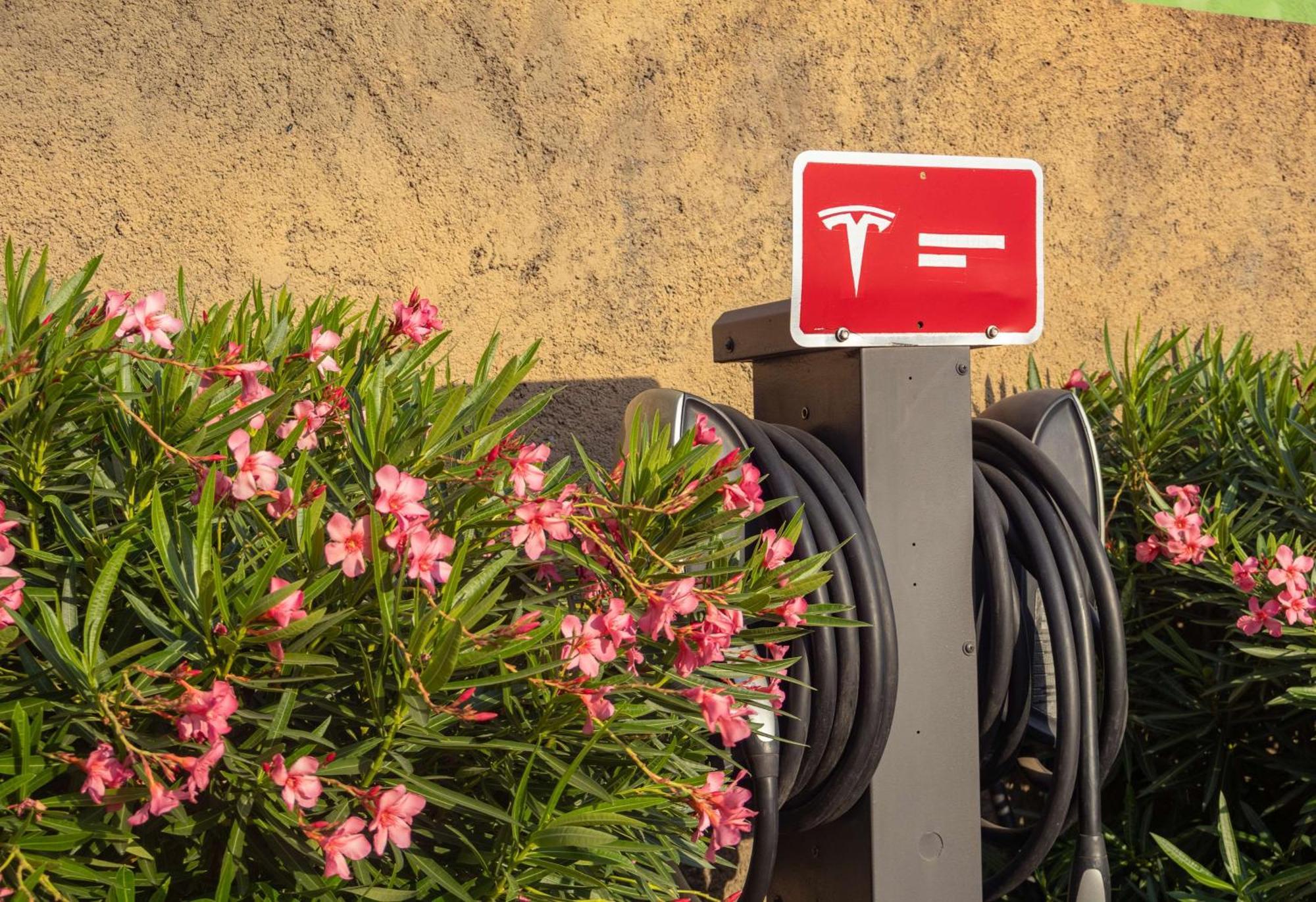 Best Western Premier Monterrey Aeropuerto Apodaca エクステリア 写真 Tesla Supercharger station in Spain