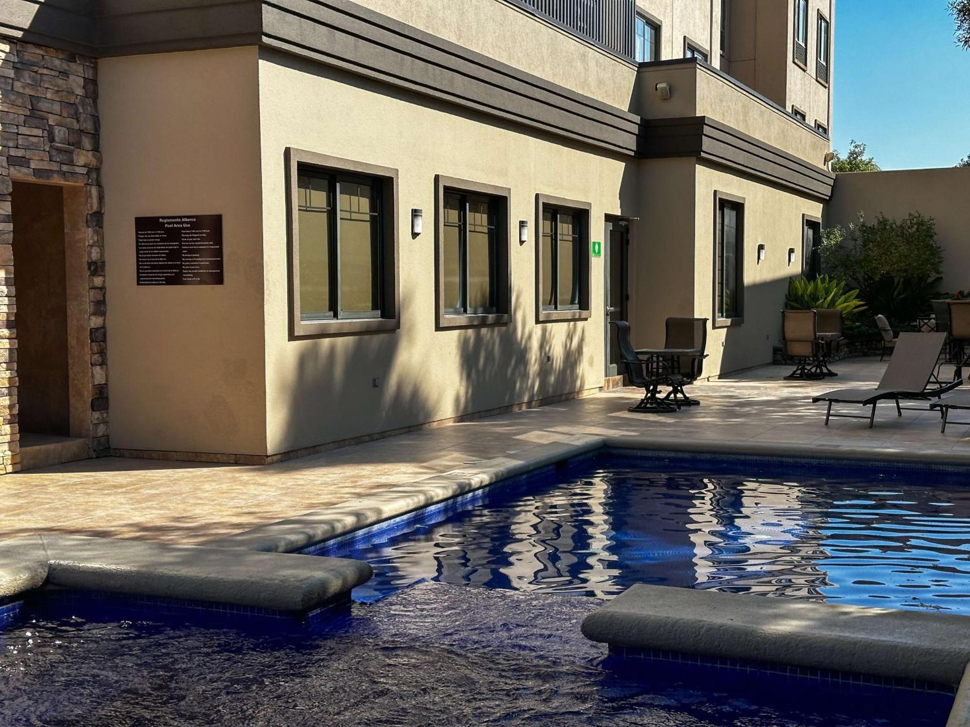 Best Western Premier Monterrey Aeropuerto Apodaca エクステリア 写真 The pool at the hotel