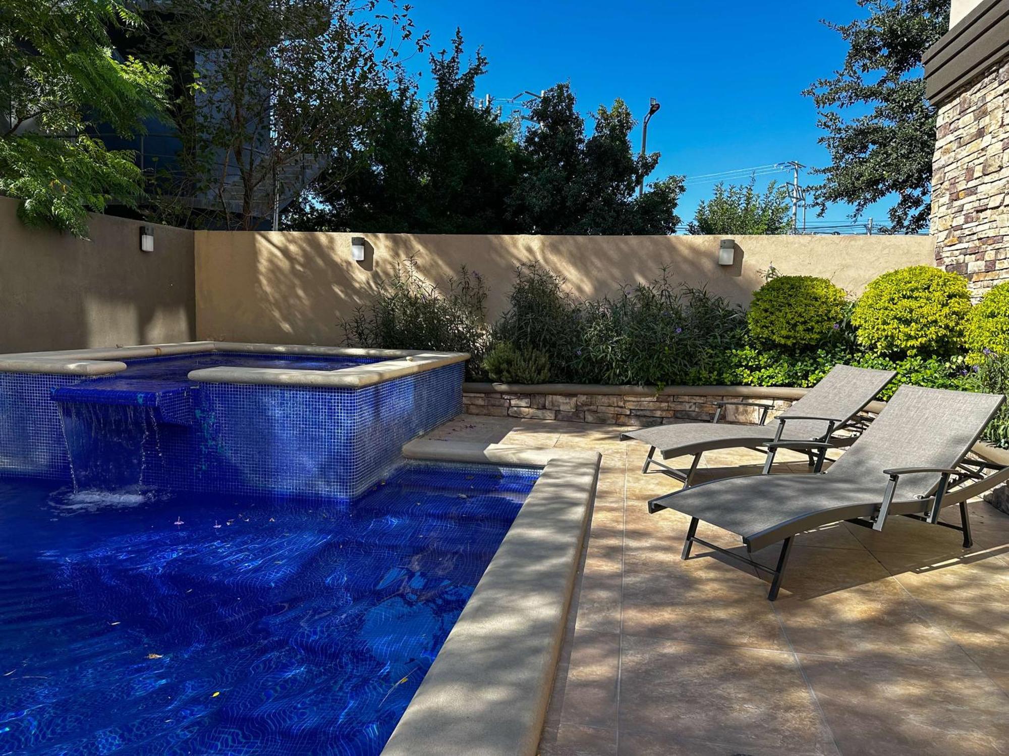 Best Western Premier Monterrey Aeropuerto Apodaca エクステリア 写真 A pool at the Four Seasons Hotel in Los Angeles