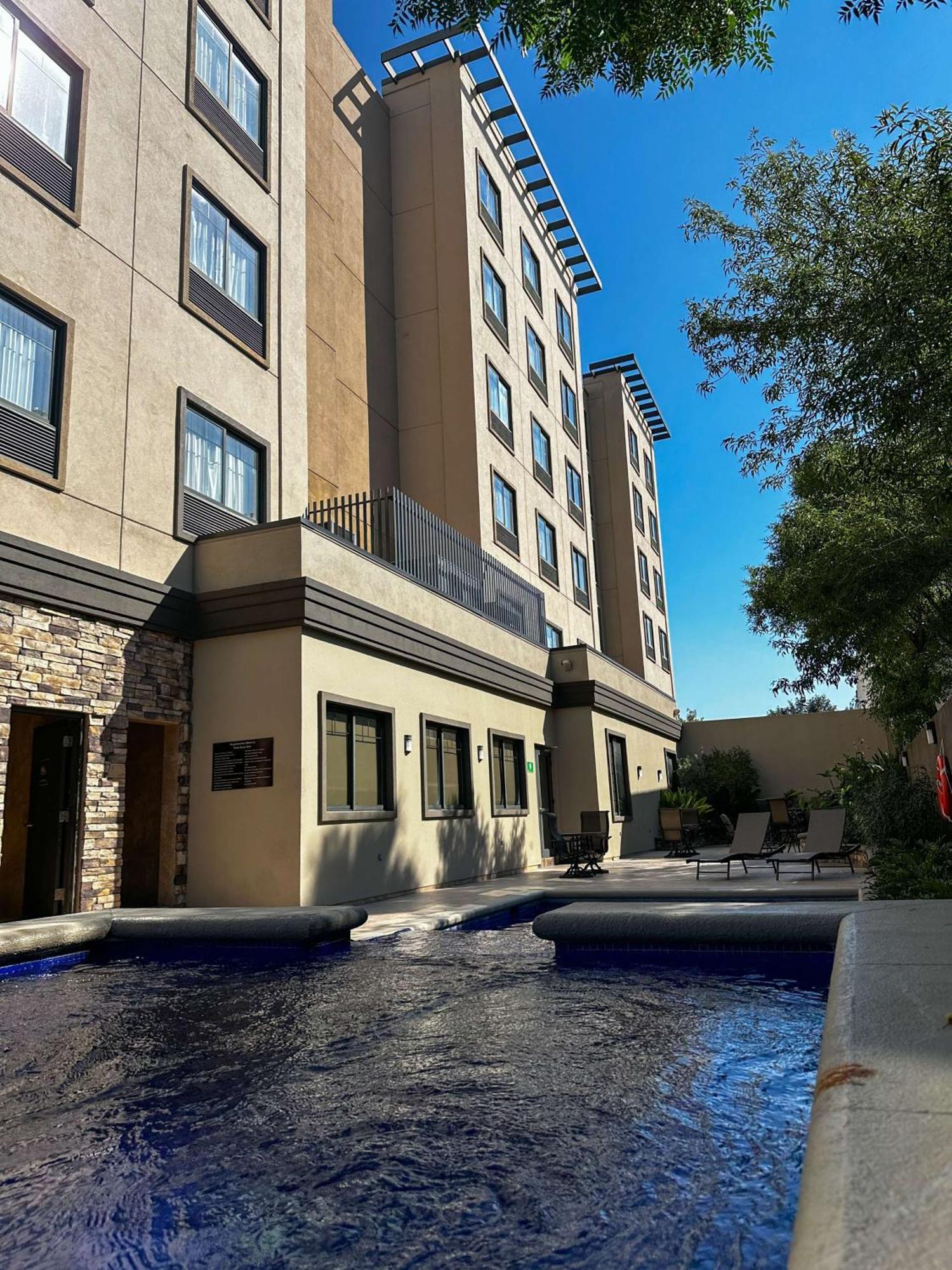Best Western Premier Monterrey Aeropuerto Apodaca エクステリア 写真 The hotel's pool