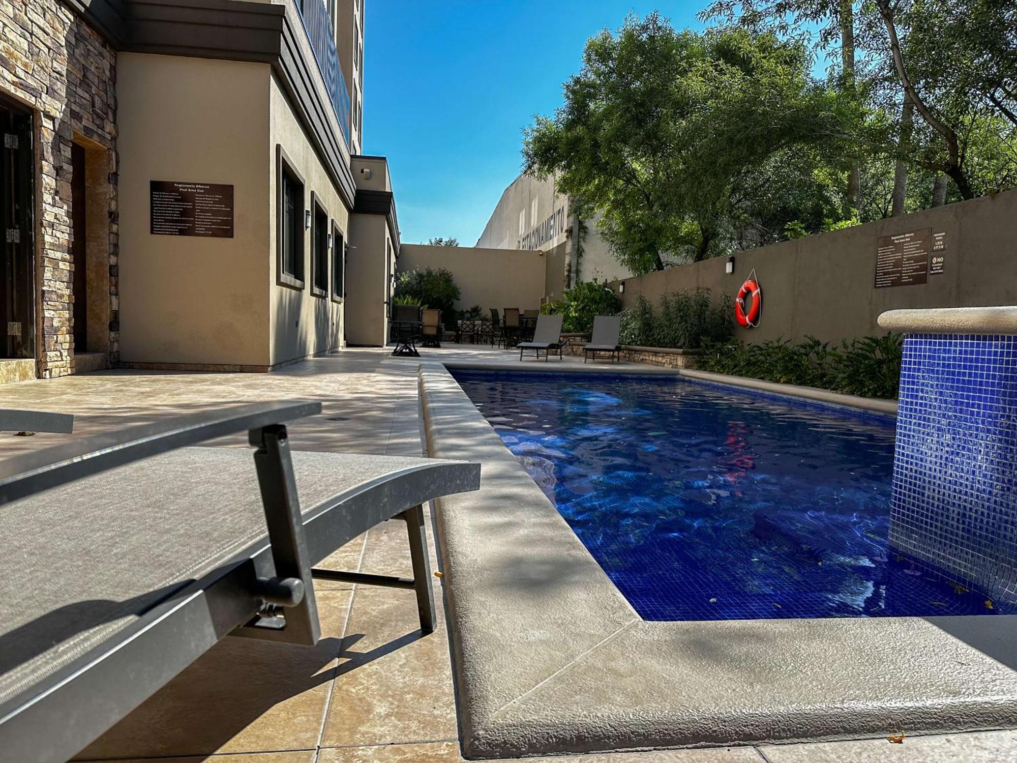 Best Western Premier Monterrey Aeropuerto Apodaca エクステリア 写真 Swimming pool at the hotel